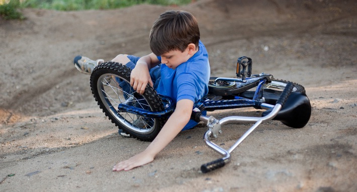 niño en un accidente de bicicleta